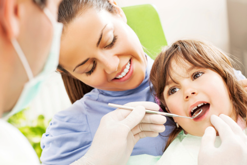 Pour que le rendez-vous chez le dentiste ne soit pas source de stress, habituez votre enfant à se rendre chez le dentiste régulièrement. Source image : Gettyimages