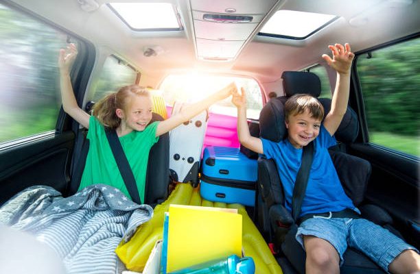 Enfants qui s'amusent dans la voiture sur la route des vacances