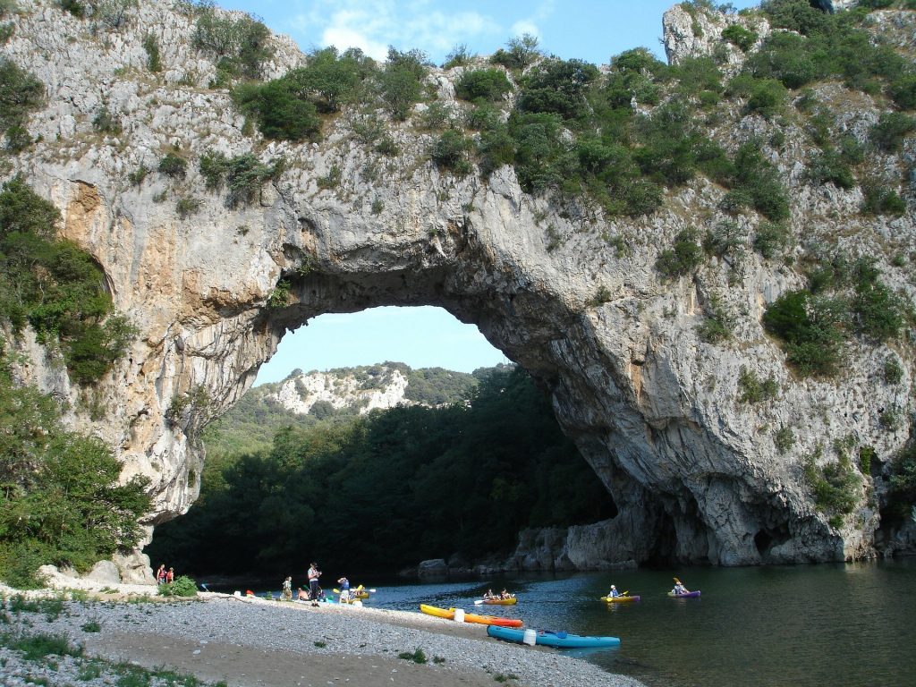 vacanciers faisant du canoë kayak en Ardèche