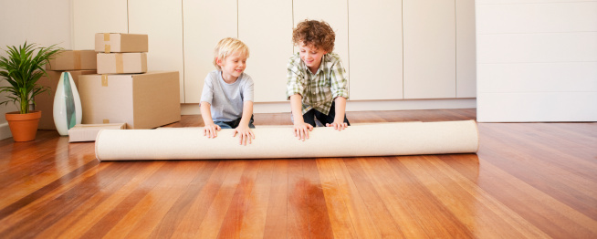 Enfants qui préparent des cartons de déménagement