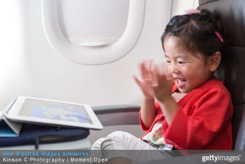 Proposer à intervalles réguliers une activité différente à votre enfant, est une solution pour le garder calme dans l'avion.