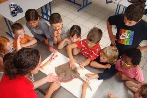 Enfants découvrant des poissons