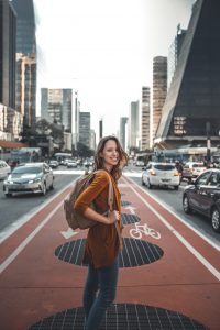 Jeune femme en voyage avec un sac à dos dans une grande ville
