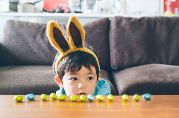 chasse-oeufs-paques-enfant-garcon-lapin