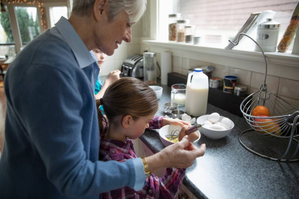 Grand-mère qui cuisine avec sa petite-fille