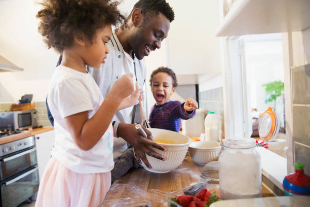 Père qui apprend à ses enfants à cuisiner