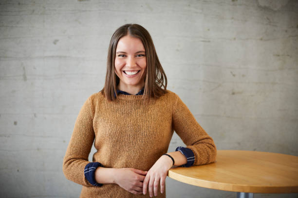 Jeune femme qui sourie à la caméra