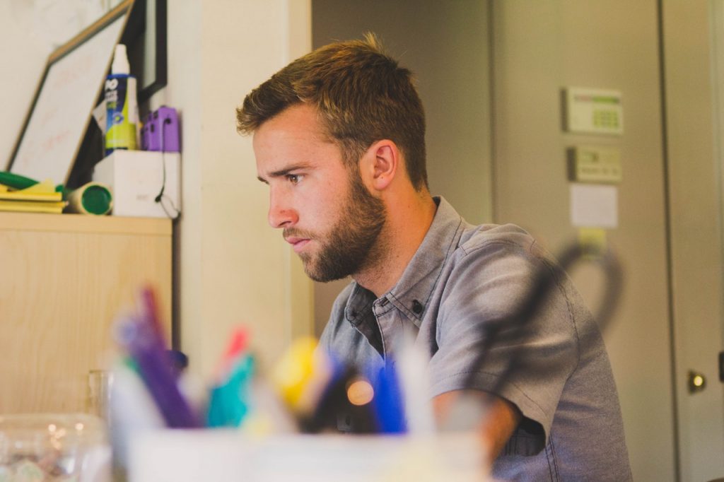 Jeune homme concentré