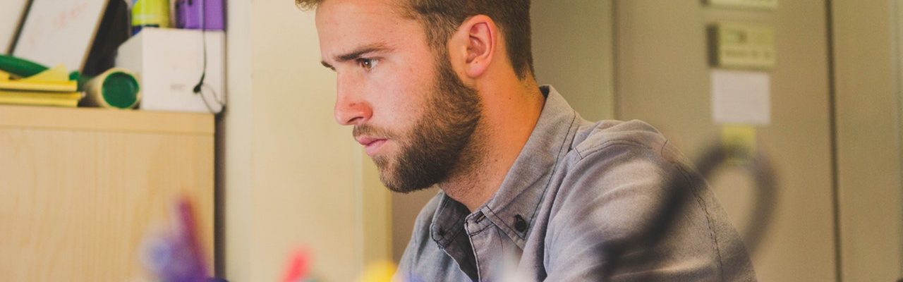 Jeune homme concentré