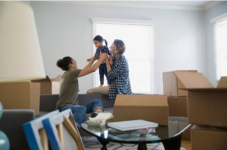 famille au milieu de cartons de déménagement