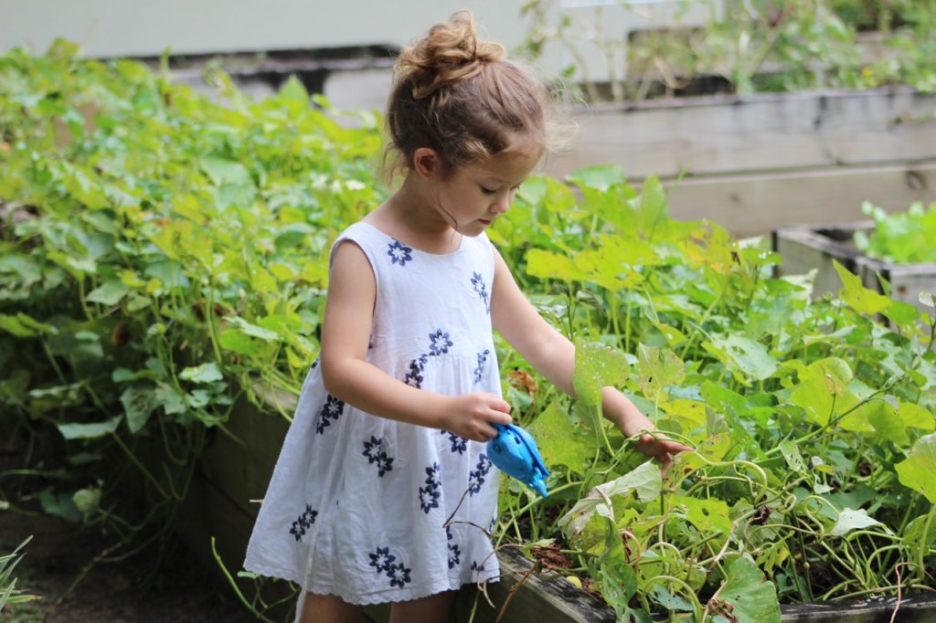 Petite fille qui jardine