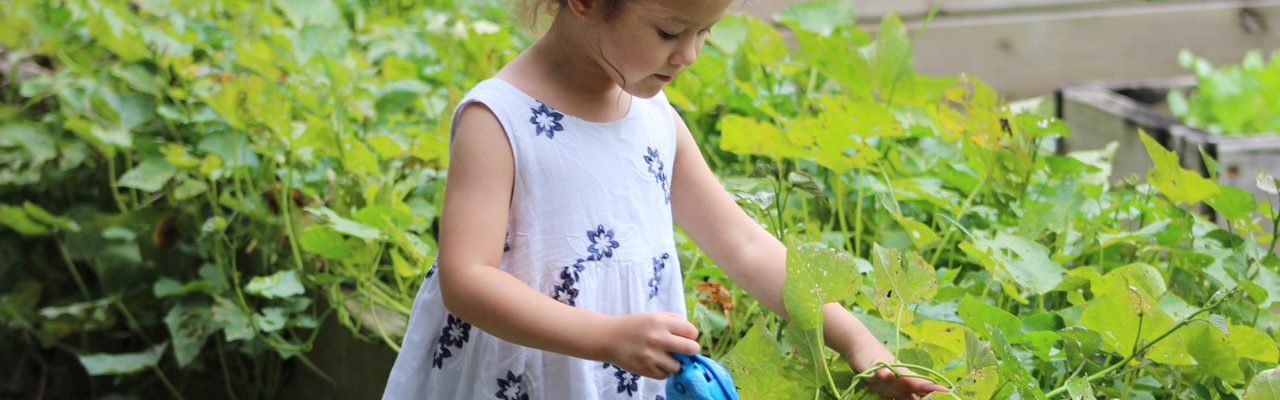 Petite fille qui jardine