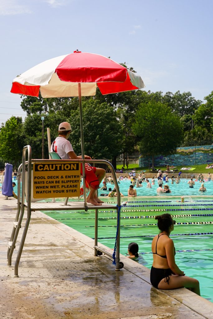 surveillant de baignade à la piscine