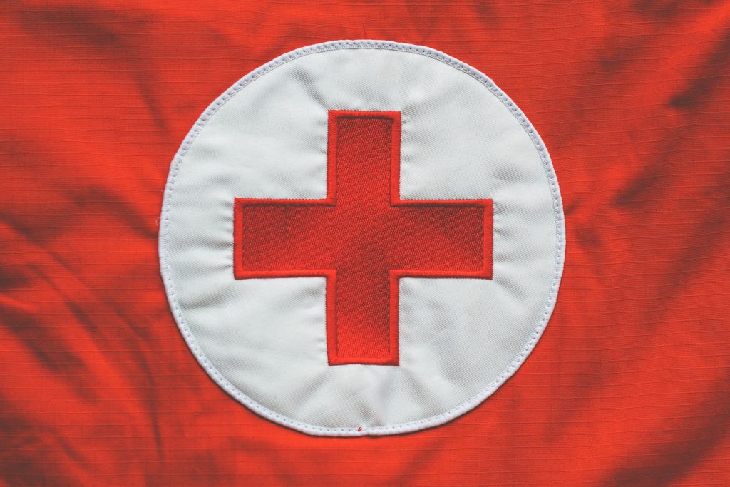 Un croix rouge sur un drapeua