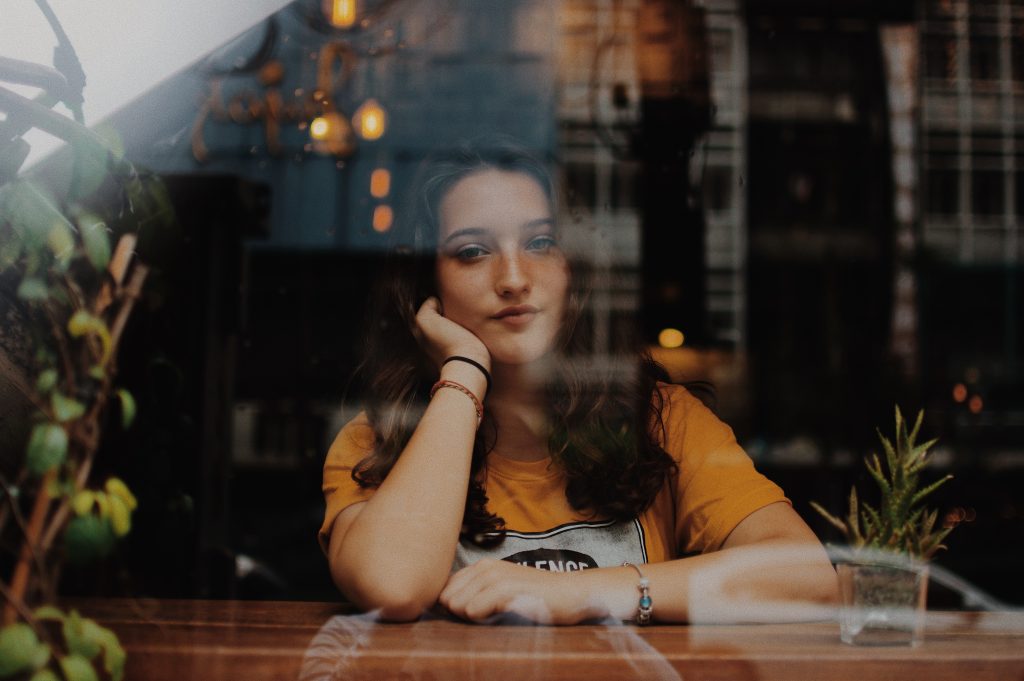 Jeune femme qui s'ennuie