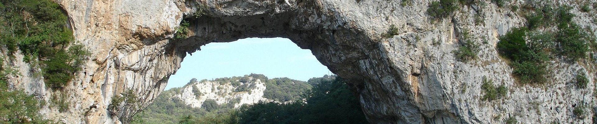 vacanciers faisant du canoë kayak en Ardèche