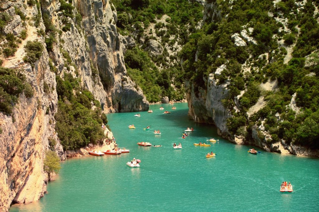 Vacanciers faisant des activités nautiques dans les gorges ardéchoises