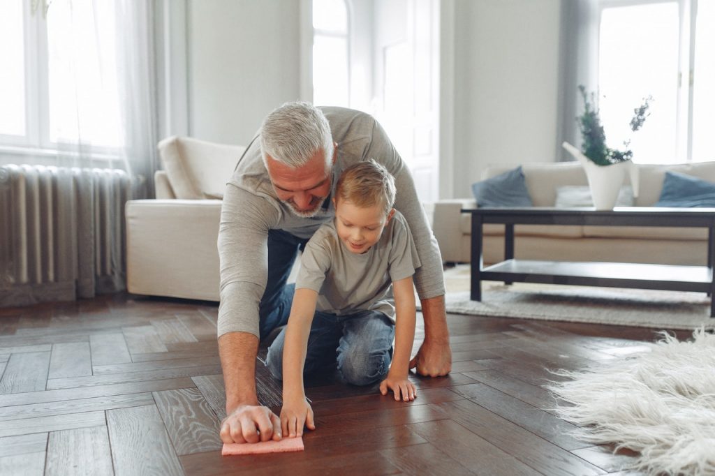 Parent et enfant qui font le ménage