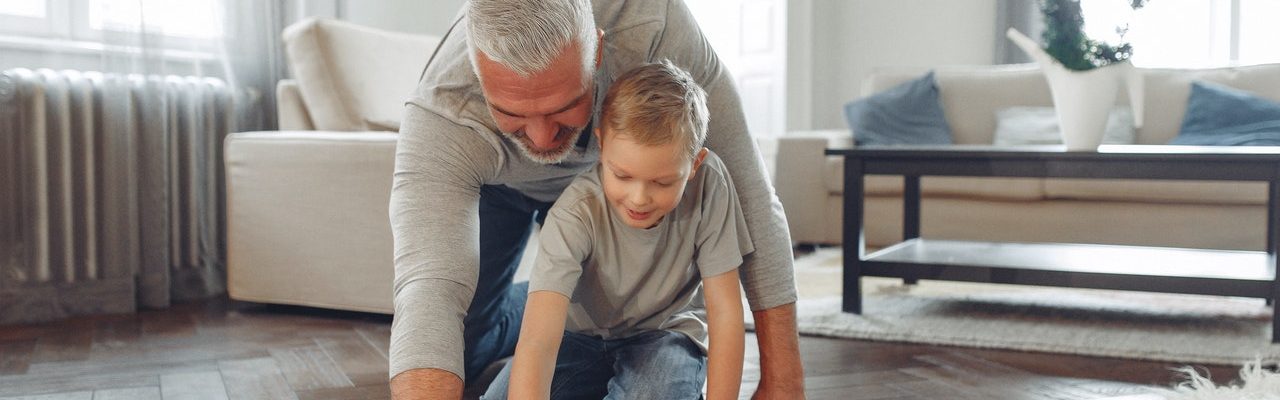 Parent et enfant qui font le ménage