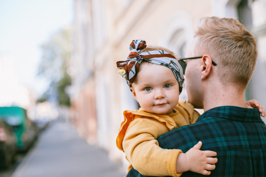 Bébé fille qui sort avec son papa pour se sociabiliser