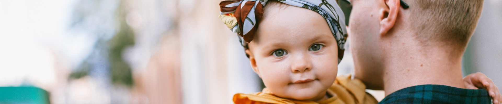 Bébé fille qui sort avec son papa pour se sociabiliser