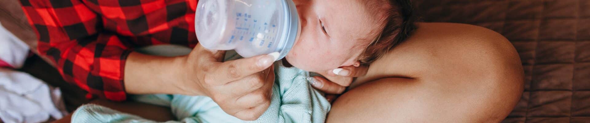 bébé avec biberon